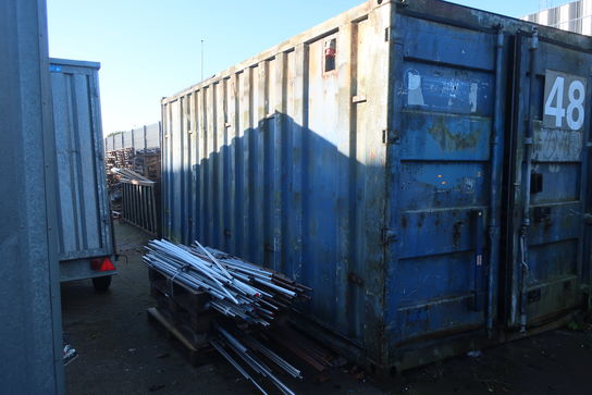 20 fods container uden indhold men med reoler