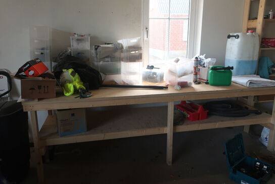 Arbejdsbord med indhold