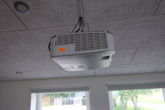 Projektor NEC samt lærred