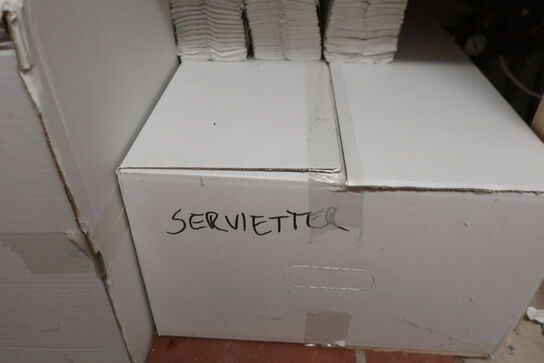 Indhold på reol af servietter samt regøringsartikler