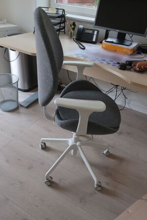 El-hæve/sænkebord 180x90 samt kontorstol, skærm m.m.