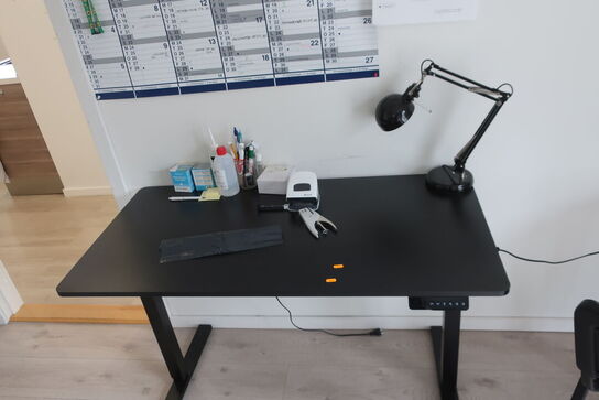 El-hæve/sænkebord 120x60 med indhold
