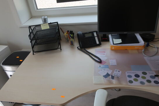 El-hæve/sænkebord 180x90 samt kontorstol, skærm m.m.