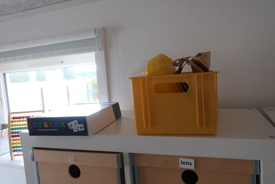 2 stk. Reoler med indhold