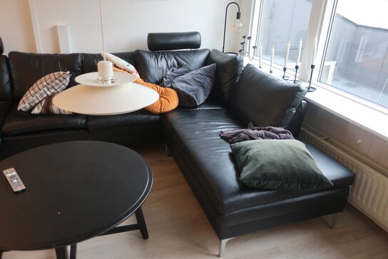 Lædersofa samt bord m.m.