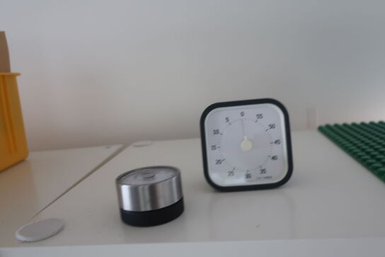 2 stk. Reoler med indhold