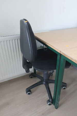 2 stk. borde samt kontorstol