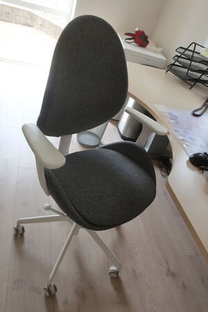El-hæve/sænkebord 180x90 samt kontorstol, skærm m.m.