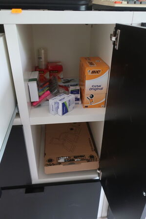 Skabe og hylder med indhold