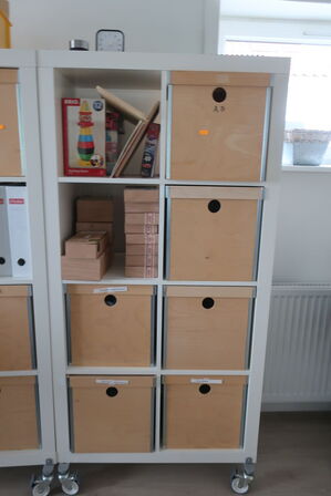2 stk. Reoler med indhold