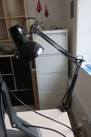 El-hæve/sænkebord 180x90 samt kontorstol, skærm m.m.