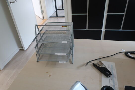 El-hæve/sænkebord 180x90 samt kontorstol, skærm m.m.