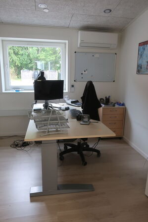 El-hæve/sænkebord 180x90 samt kontorstol, skærm m.m.