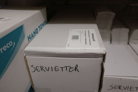 Indhold på reol af servietter samt regøringsartikler