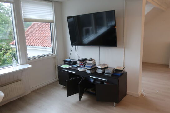 TV SHARP med TV bænk m.m.