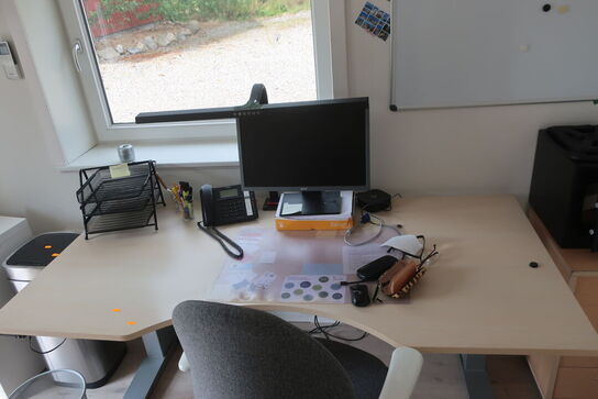 El-hæve/sænkebord 180x90 samt kontorstol, skærm m.m.