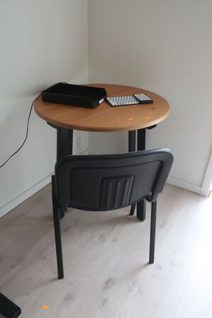 Bord Ø84 med stol og indhold