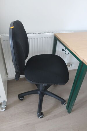 2 stk. borde samt kontorstol