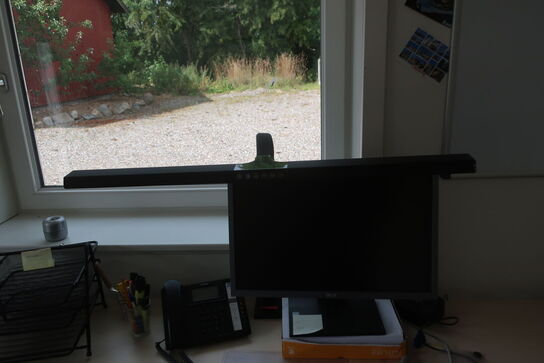 El-hæve/sænkebord 180x90 samt kontorstol, skærm m.m.