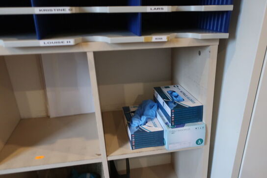Hylder og sortimentsskuffer med indhold