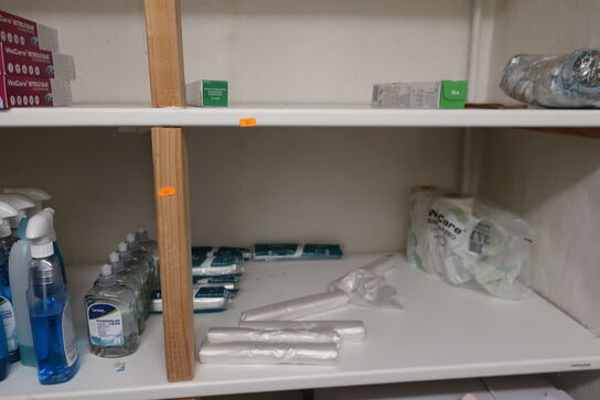Indhold på reol af servietter samt regøringsartikler