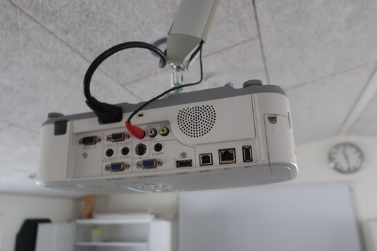 Projektor NEC samt lærred