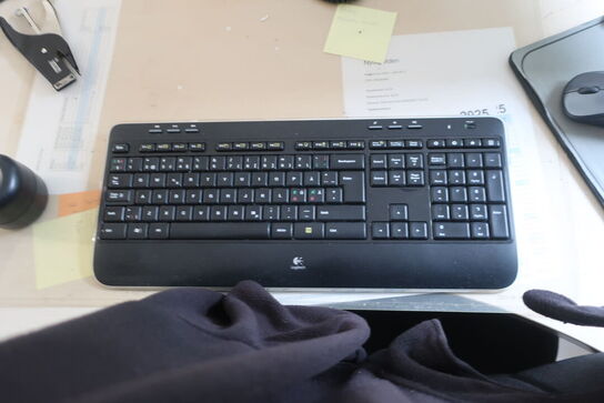 El-hæve/sænkebord 180x90 samt kontorstol, skærm m.m.