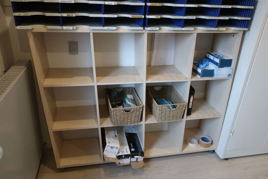 Hylder og sortimentsskuffer med indhold