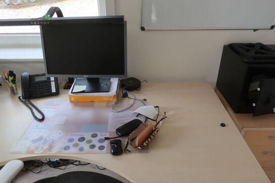 El-hæve/sænkebord 180x90 samt kontorstol, skærm m.m.
