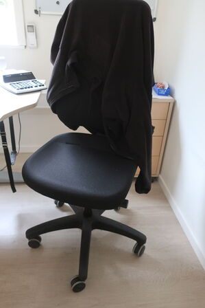 El-hæve/sænkebord 180x90 samt kontorstol, skærm m.m.