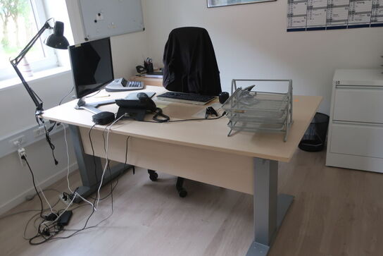 El-hæve/sænkebord 180x90 samt kontorstol, skærm m.m.