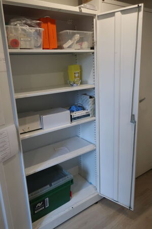 Stålskab med indhold