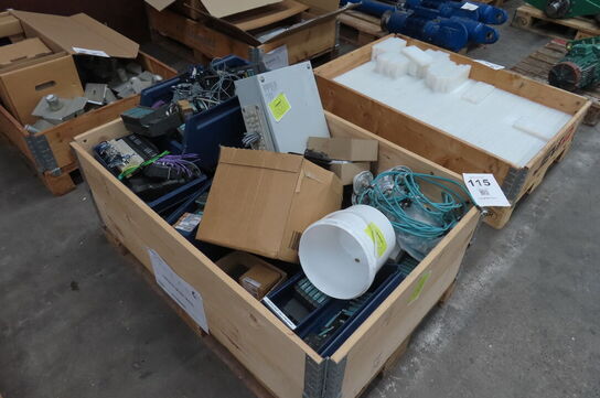 Palle med diverse elkomponenter
