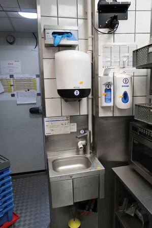 Vaskestation, papirdispenser, sæbedispenser m.m.