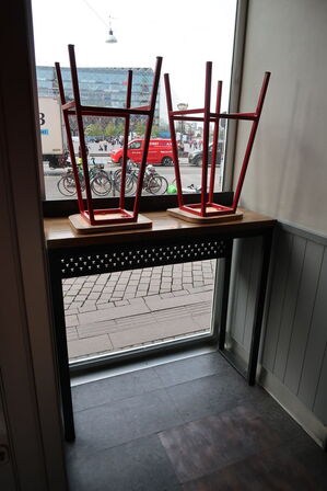 2 stk. borde med 4 stk. barstole