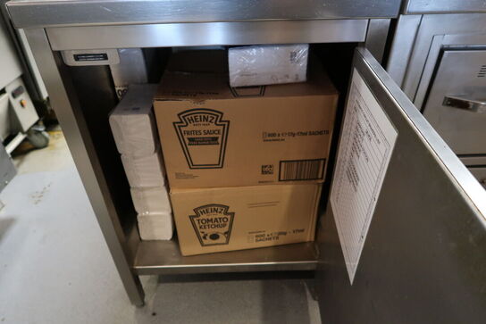 Serveringsstation med indhold