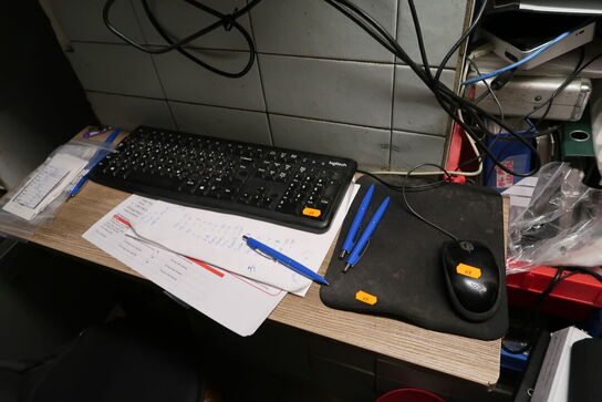 Computerskærm SAMSUNG, tastatur, mus