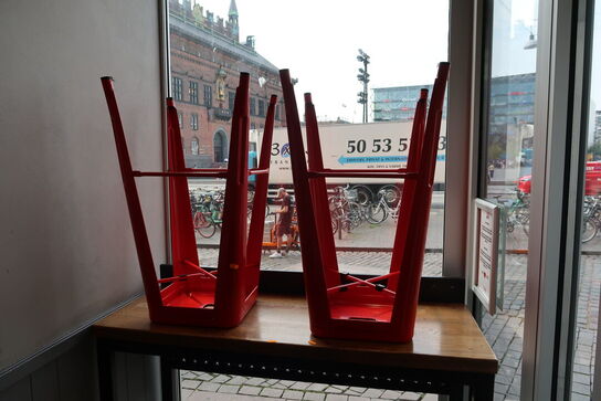 2 stk. borde med 4 stk. barstole