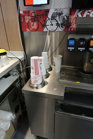 Rustfri ståldisk med indhold (sodavandsdispenser og kaffemaskine medfølger ikke)