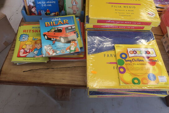 Bøger, blyander, farver m.m.