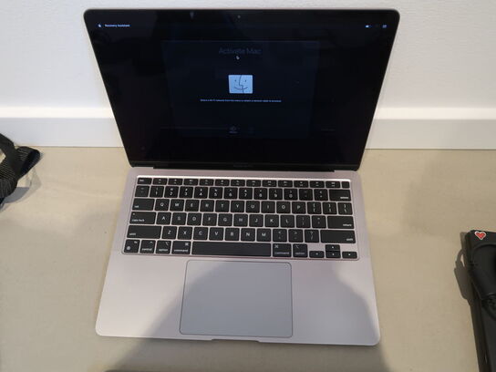 13" MacBook Air, Apple M1-chip with 8-core CPU,  US Keyboard (uden lader)