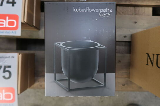 by Lassen - Kubus 14 Flowerpot - Sort/Hvid - Sort