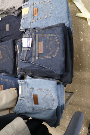 Ca. 275 par Jeans - af mærker som: Wrangler, Lee, Hi-Flex m.m. 