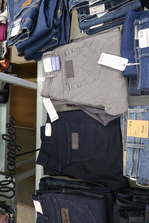 Ca. 275 par Jeans - af mærker som: Wrangler, Lee, Hi-Flex m.m. 