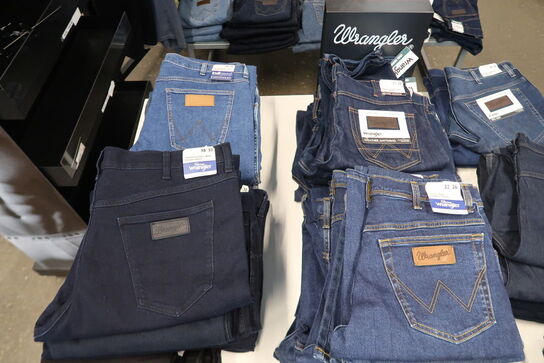 Ca. 275 par Jeans - af mærker som: Wrangler, Lee, Hi-Flex m.m. 