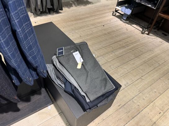 Kæmpe parti festtøj fra tøjbutik - ca. 650 dele