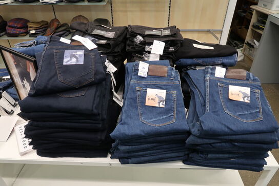 Ca. 275 par Jeans - af mærker som: Wrangler, Lee, Hi-Flex m.m. 