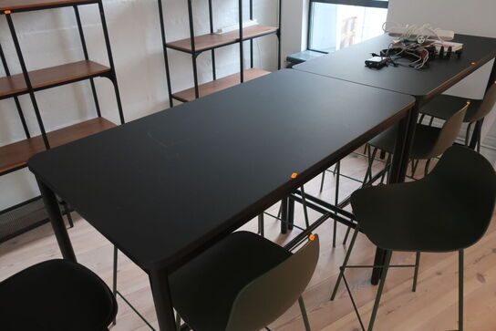 Bord samt 5 stk. barstole 