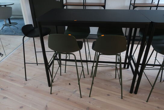 Bord samt 5 stk. barstole 