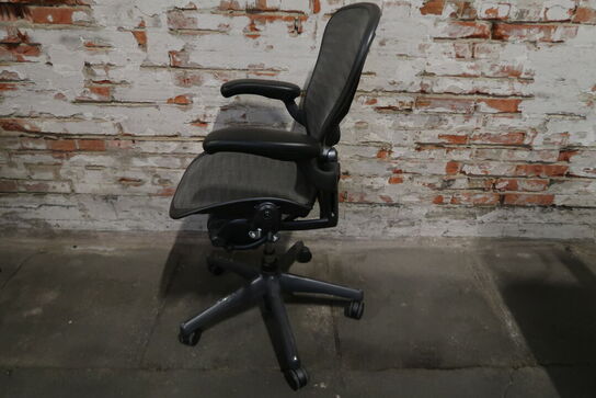 Kontorstol Herman Miller Aeron Chair m/armlæn